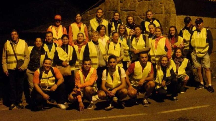 Los participantes en la excursión de Leiro, momentos antes de salir. // Cedida comisión de fiestas de Leiro