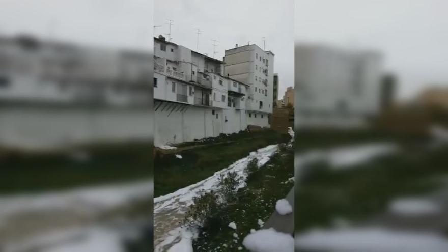 El barranco de Chiva, lleno de espuma por un vertido