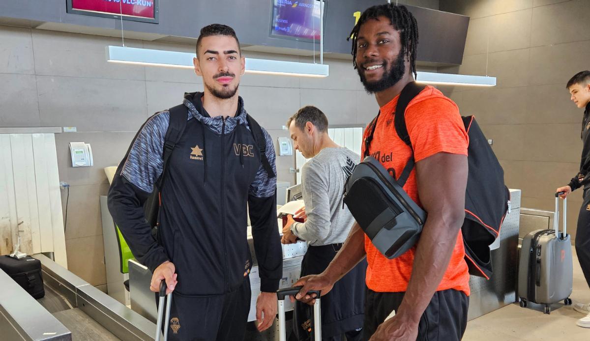 Josep Puerto y Semi Ojeleye, el jueves al mediodía, antes de partir hacia Kaunas