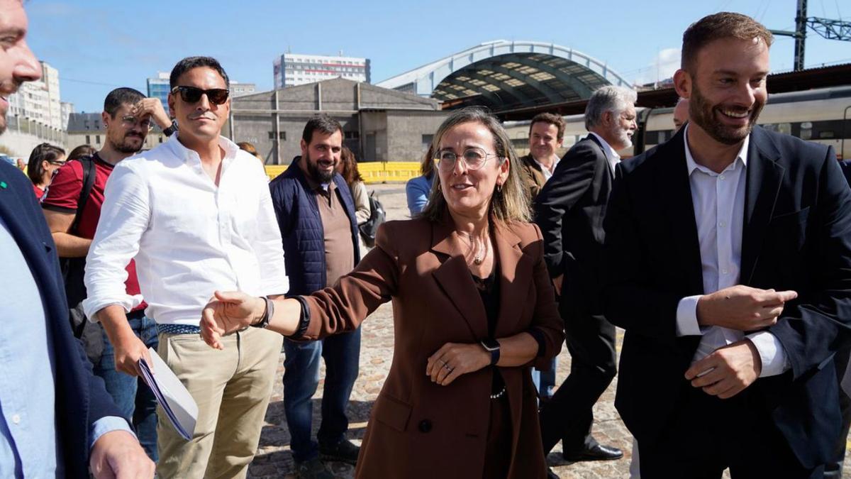 Ethel Vázquez, en el centro, en la firma del acta de replanteo de la estación de autobuses.  | // LA OPINIÓN