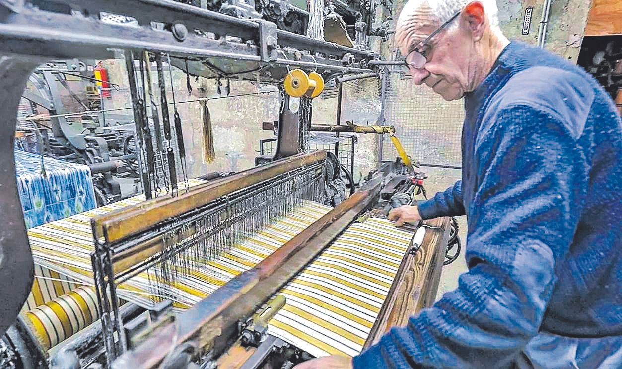 Guillem Bujosa confeccionando "roba de llengües" en el tela de Bujosa Artesania Tèxtil.