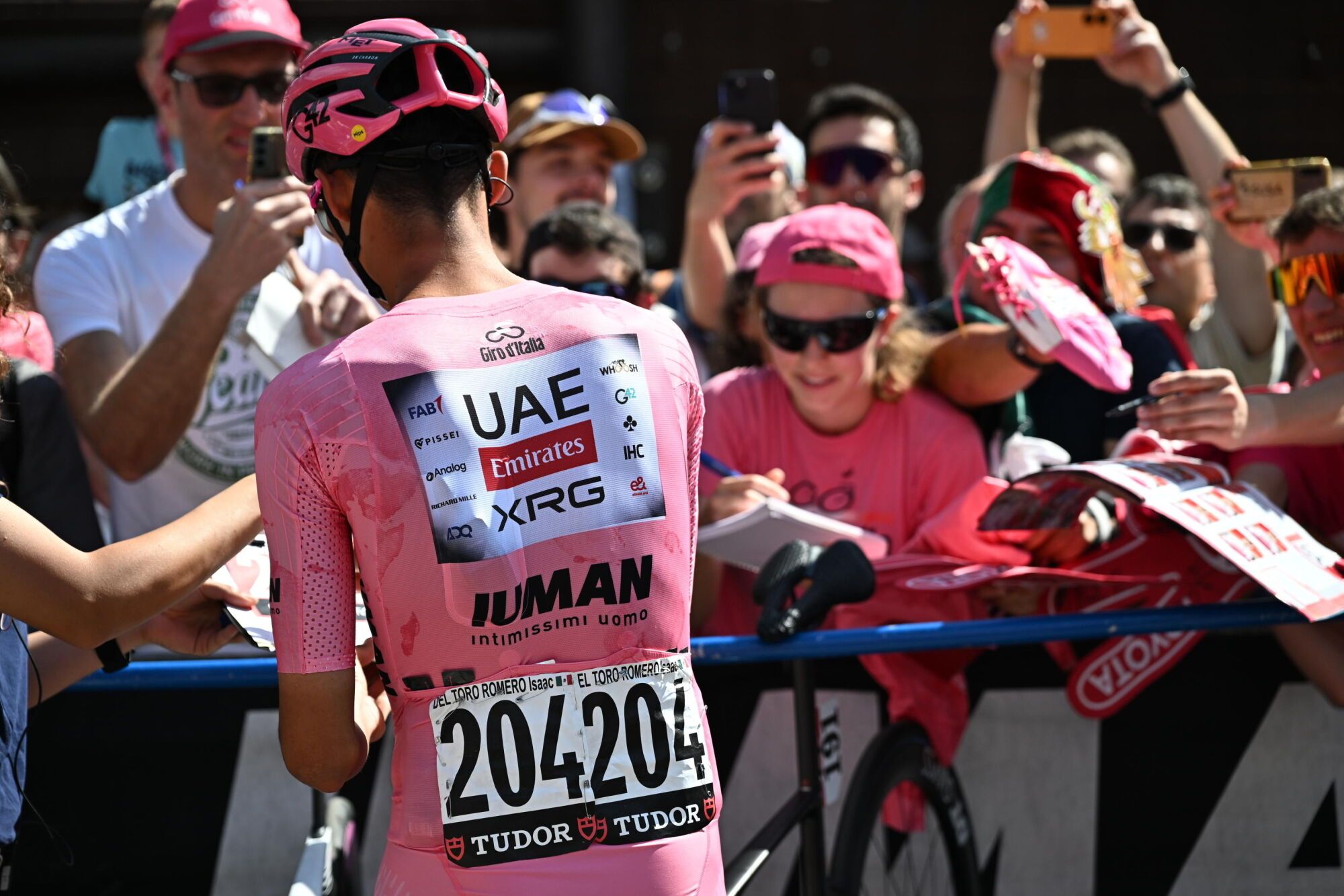 VERRES (Italy), 31/05/2025.- Mexican rider Isaac Del Toro Romero of Uae Team Emirates Xrg interacts with fans ahead the departure 20th stage of the Giro d'Italia cycling race over 205 km from Verres to Sestriere, 31 May 2025. (Ciclismo, Italia) EFE/EPA/LUCA ZENNARO