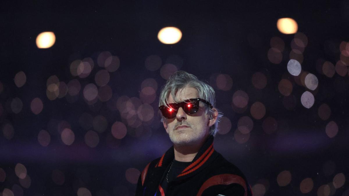 El DJ francés Kavinsky, durante su actuación en la ceremonia de clausura de los Juegos Paralímpicos de París 2024.
