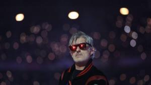 El DJ francés Kavinsky durante su actuación en la ceremonia de clausura de los Juegos Paralímpicos de París 2024.