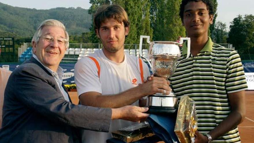Manuel Sanjurjo entrega el trofeo del torneo de dobles a Mazón y Ramanathan. // FDV