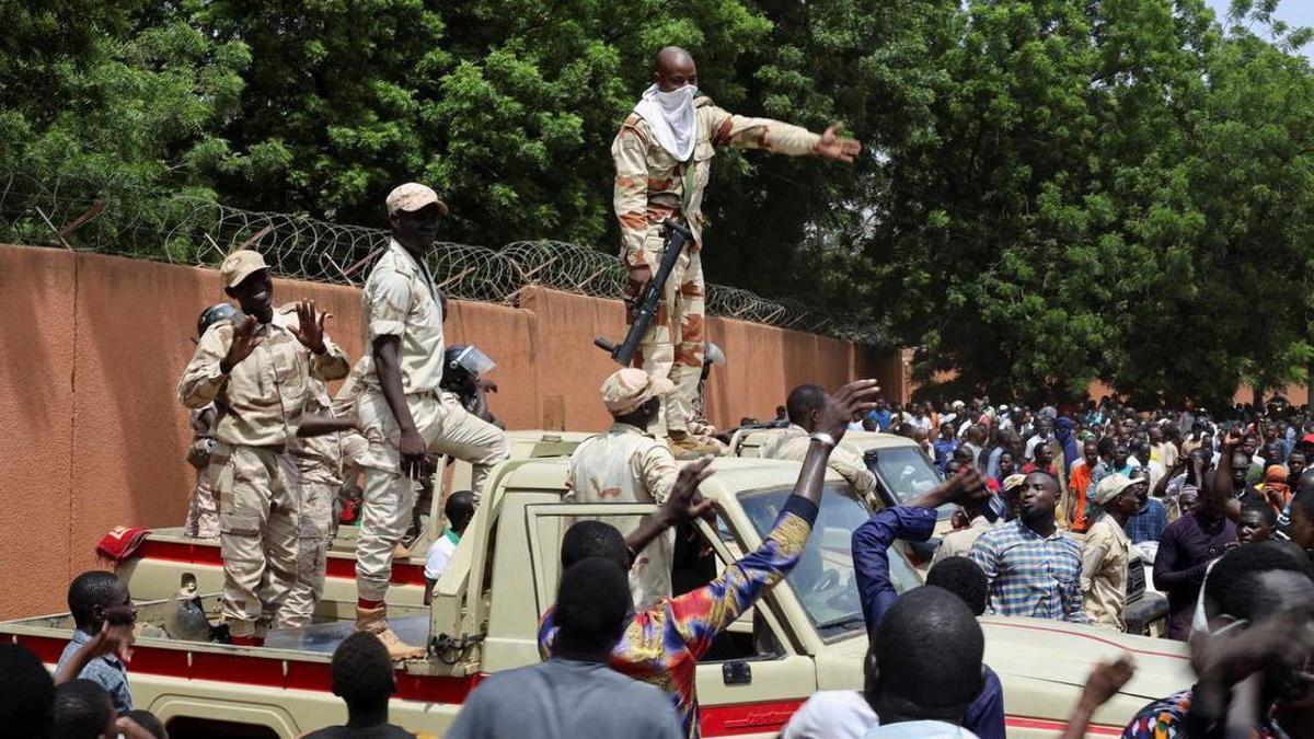 La población de Níger da un ultimátum a los golpistas y no descartan usar la fuerza