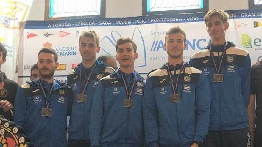 El equipo juvenil de Perillo, con la medalla de oro.