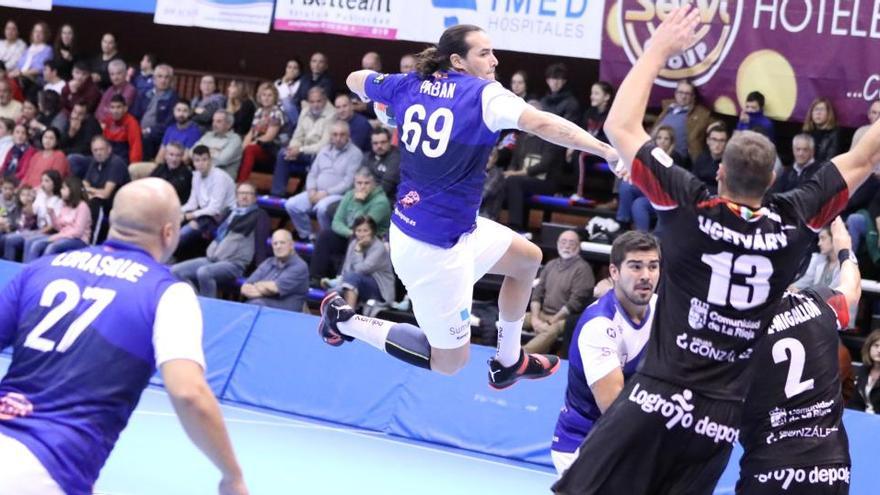 Jorge Pabán en acción en un partido con el Balonmano Benidorm frente al Logroño La Rioja en el Palau l&#039;Illa.