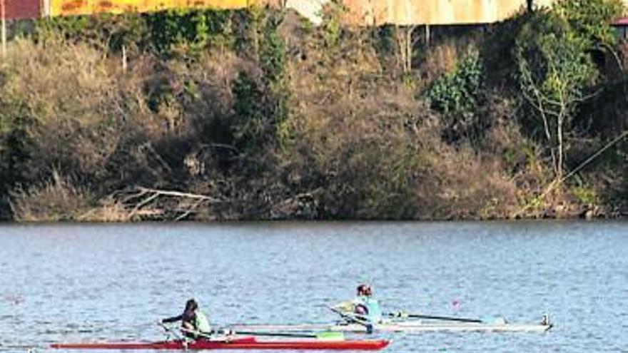 Dos embarcaciones, en la competición disputada en el embalse de Trasona.