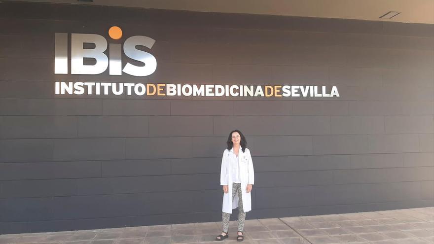 Miriam Echevarría, catedrática de Fisiología de la US, posa junto a la sede del IBiS, donde dirige un laboratorio. / El Correo.