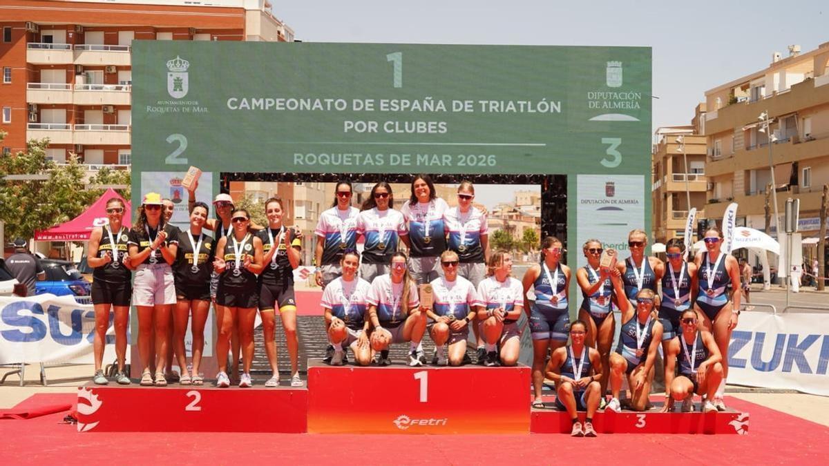 Las componentes del Triatlón Oviedo femenino, en el segundo cajón del podio tras acabar el Nacional de clubes.