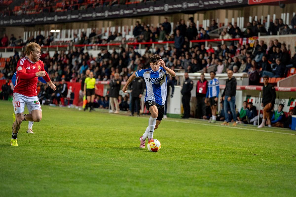 Nico Espinosa, de nuevo suplente, se marcha por velocidad en el Nou Estadi Costa Daurada de Tarragona.