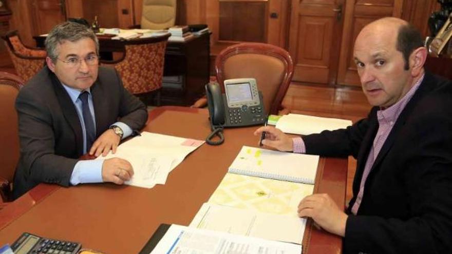 El alcalde, José Fervenza, y el presidente de la Diputación, Rafael Louzán, en la reunión de ayer.