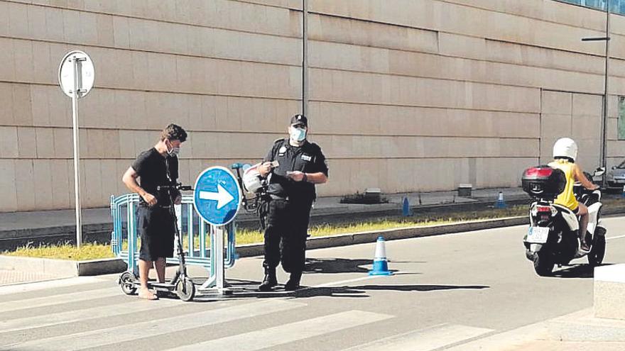 El joven que iba en patinete por la acera del Palau de Congressos.