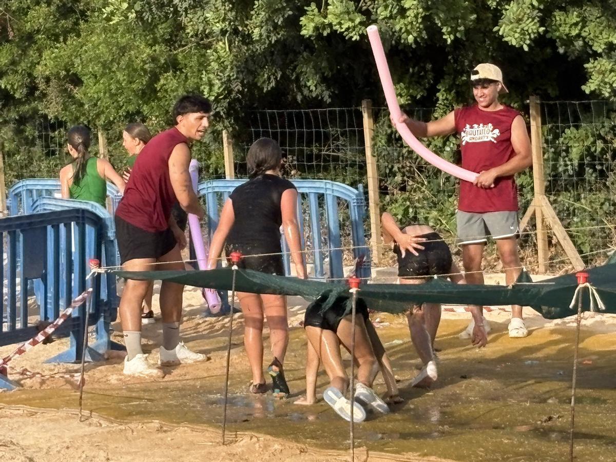 La Brutatló Kids reúne a 240 jóvenes en una tarde de deporte, barro y diversión en Andratx