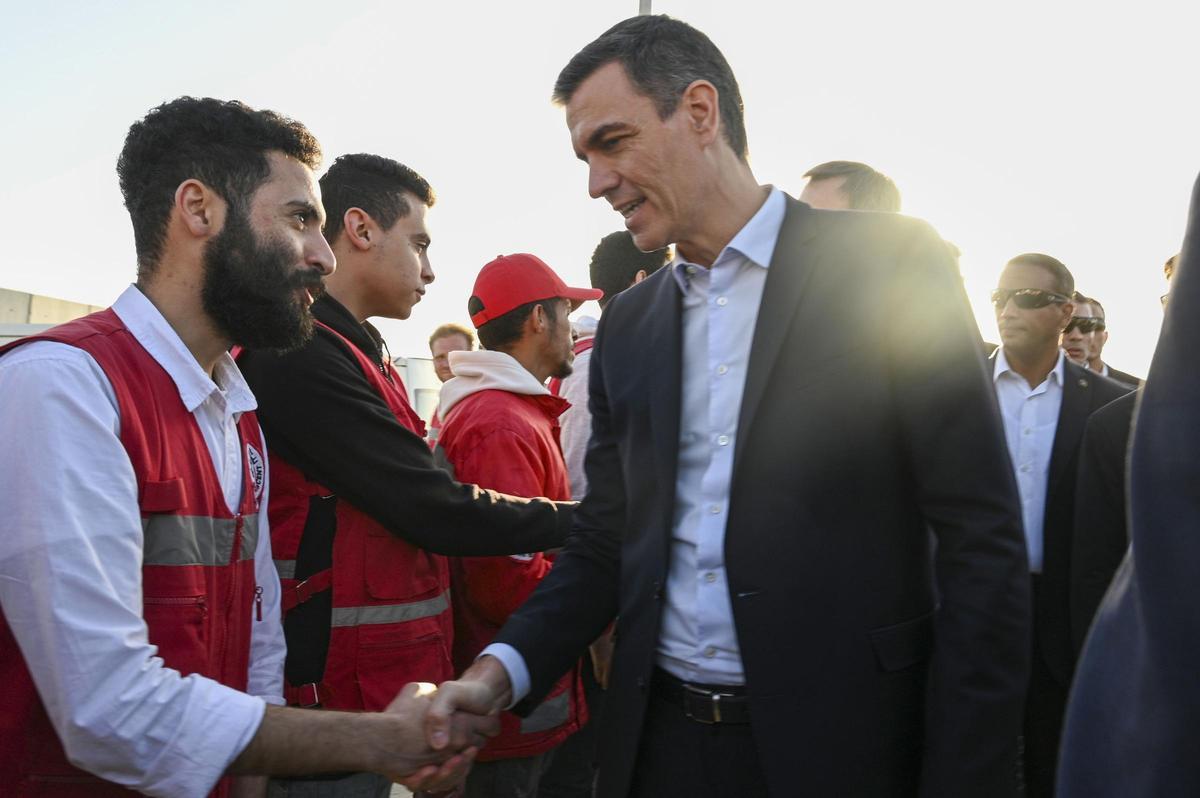 Sánchez saluda a trabajadores humanitarios en el puesto fronterizo de Rafah (Egipto), el 24 de noviembre de 2023.