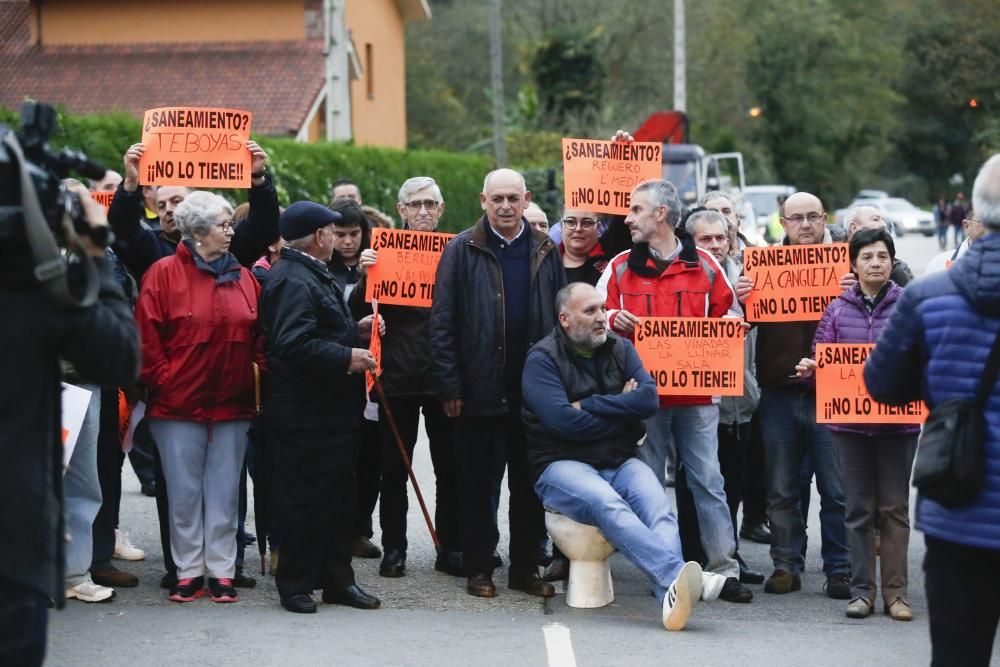 Protesta en Castrillón por el saneamiento.