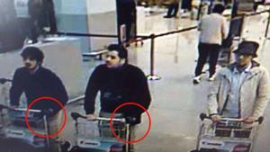 Els germans Khalid i Brahim el-Bakraoui, identificats com a autors de l’atac a l’aeroport. A la dreta, el tercer sospitós.