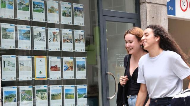 Escaparate de una inmobiliaria céntrica de la ciudad de Vigo. |  // JOSÉ LORES