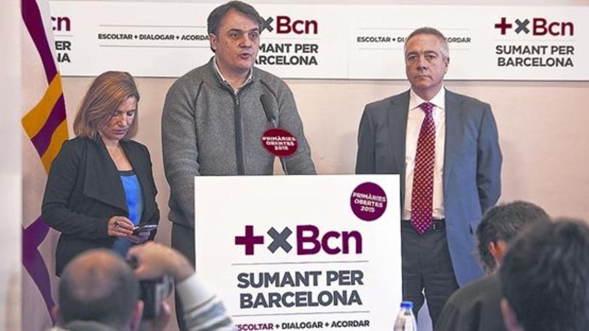 El primer secretario del PSC en Barcelona, Carles Martí, entre Lourdes Muñoz y el líder del partido, Pere Navarro, en la presentación de las primarias del PSC de Barcelona.