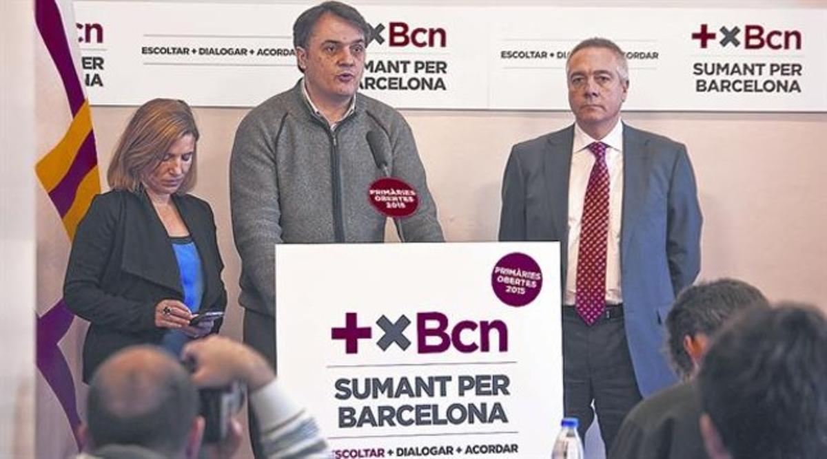 Carles Martí, entre Lourdes Muñoz i Pere Navarro, en la presentació de les primàries del PSC de Barcelona.
