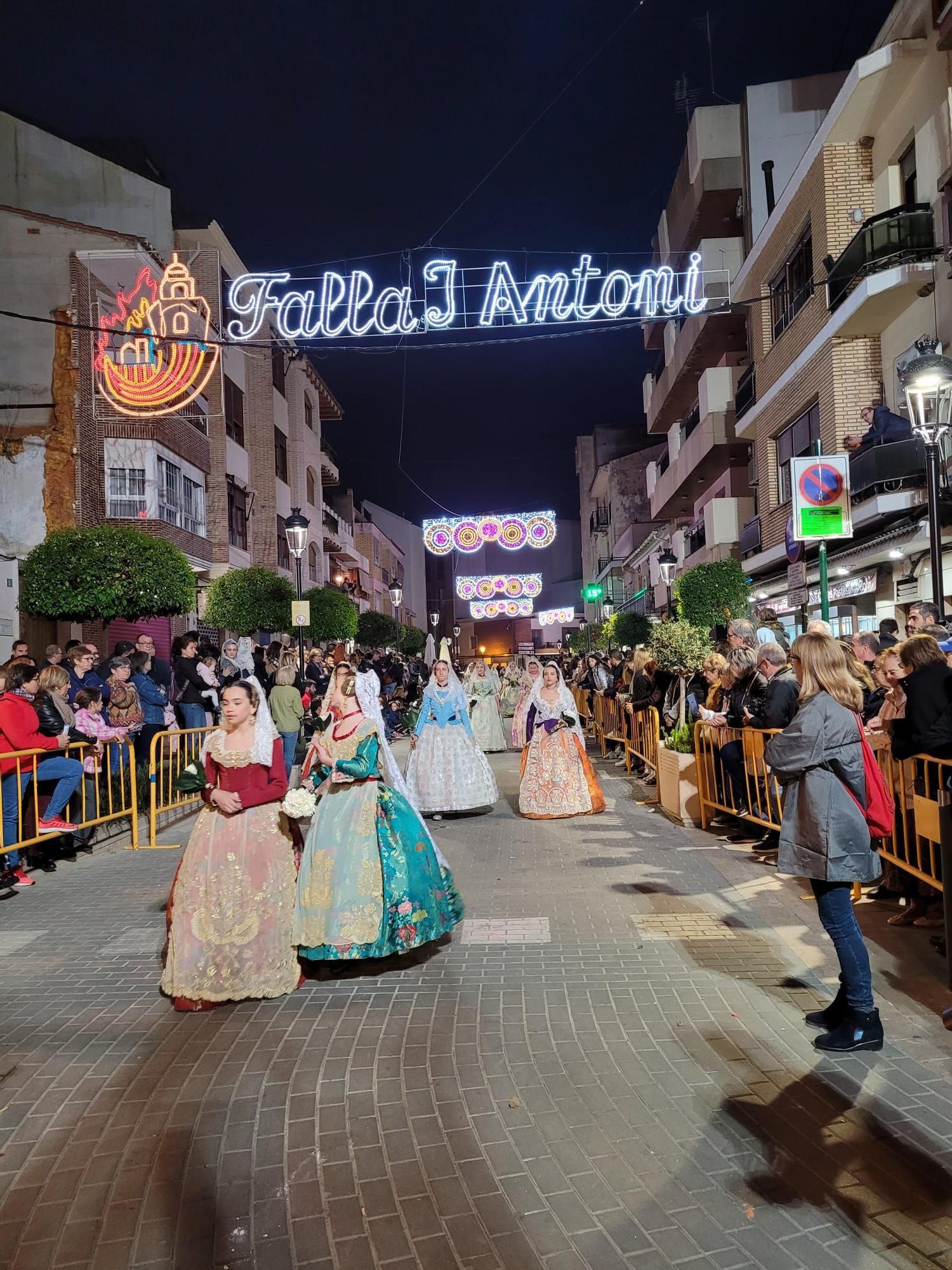 Las cuatro comisiones de l'Eliana ofrecen sus flores a la Virgen del Carmen