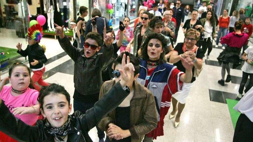 Medias Verdes Teatro inundó el centro comercial con un ambiente ochentero . // Bernabé/Luismy