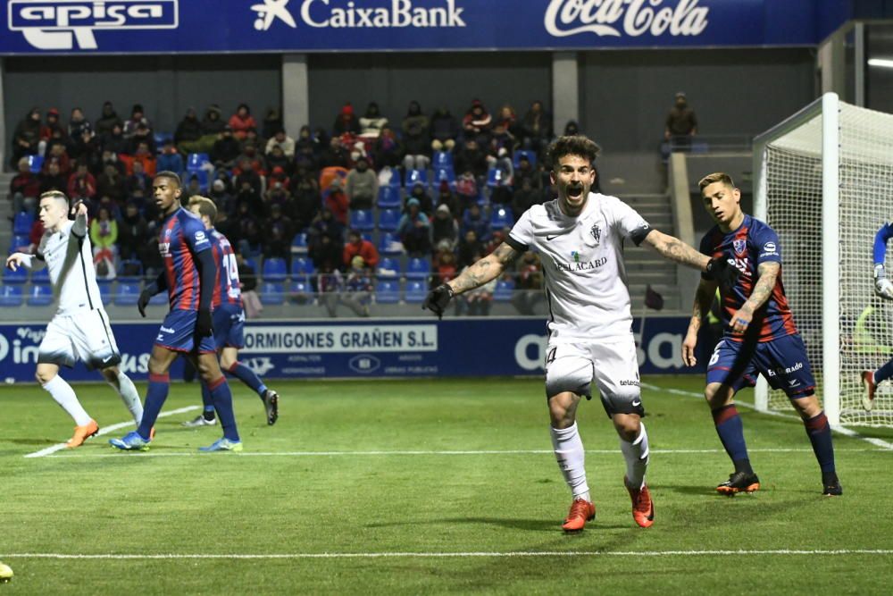 El partido entre el Huesca y el Sporting, en imágenes