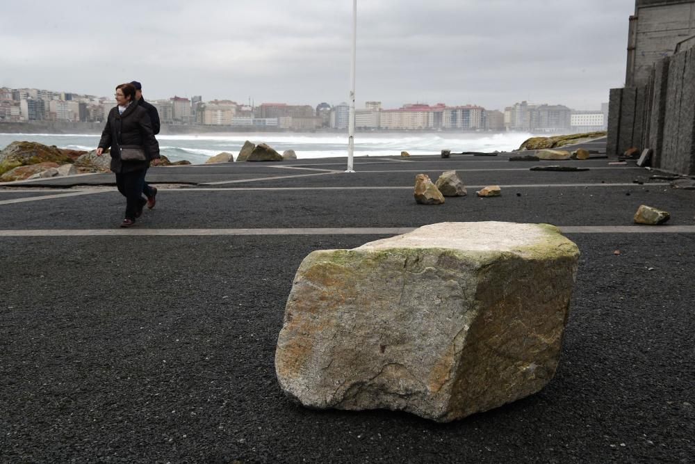 Daños en A Coruña por las olas en alerta roja