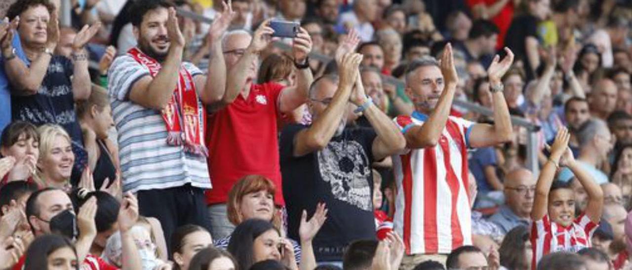 Aficionados del Sporting en El Molinón la pasada semana. | M. León