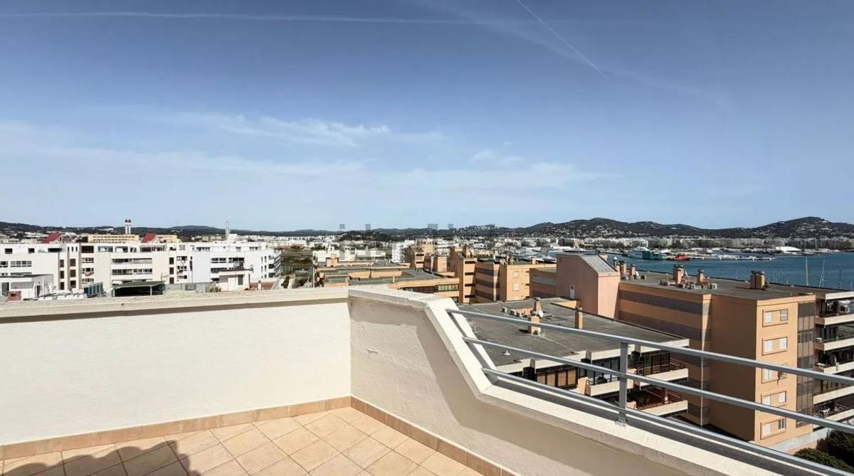 A la venta un ático en Ibiza con unas vistas de 360 grados "que quitan el aliento”: desde Dalt Vila a Talamanca