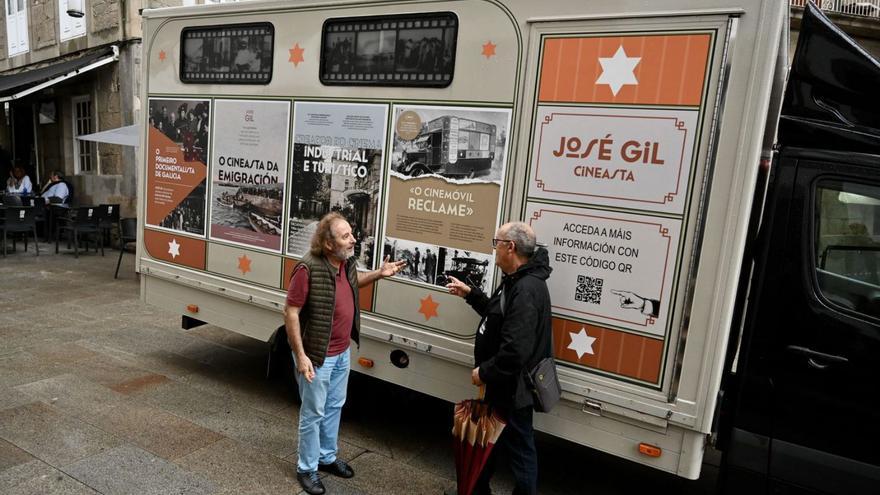 El Cinemóbil aparcó ayer ante el Teatro Principal.   | // RAFA VÁZQUEZ