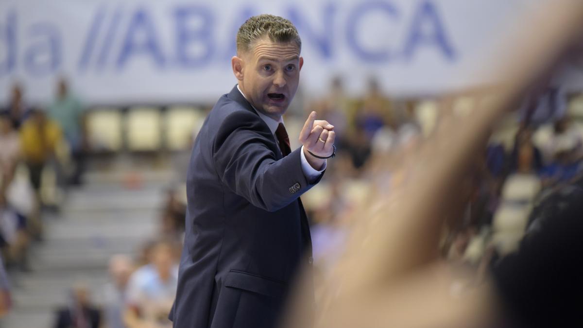 Martin Schiller da instrucciones durante el partido.