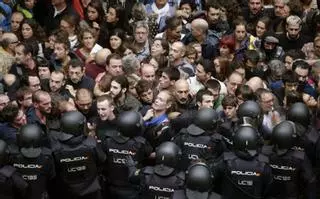 Cinco policías de Galicia son procesados por las cargas en el referéndum de Cataluña