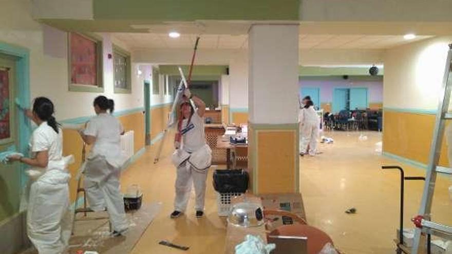 Voluntarios de Carrefour, ayer, pintando la sede local de Aspace.