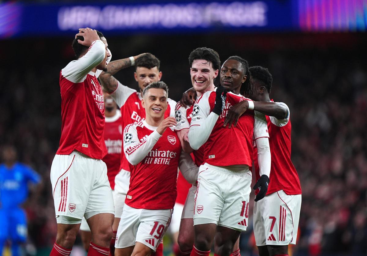 Los jugadores del Arsenal celebran el gol de Eze