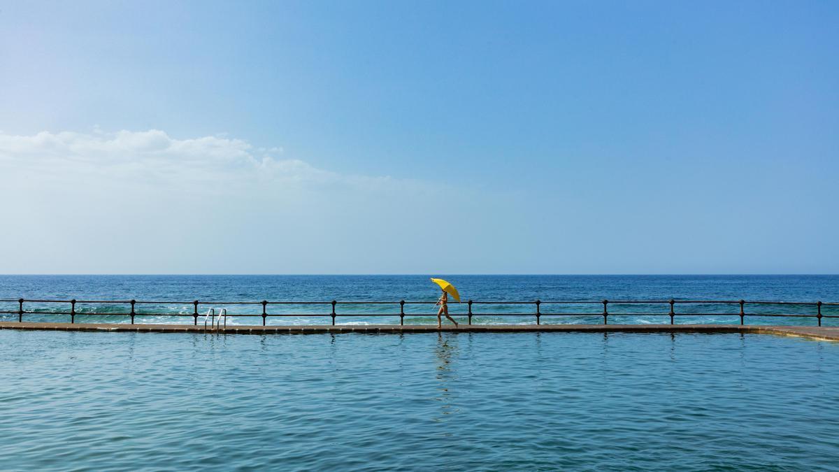 Armonía y paz interior en las aguas cristalinas de las piscinas naturales de Tenerife.
