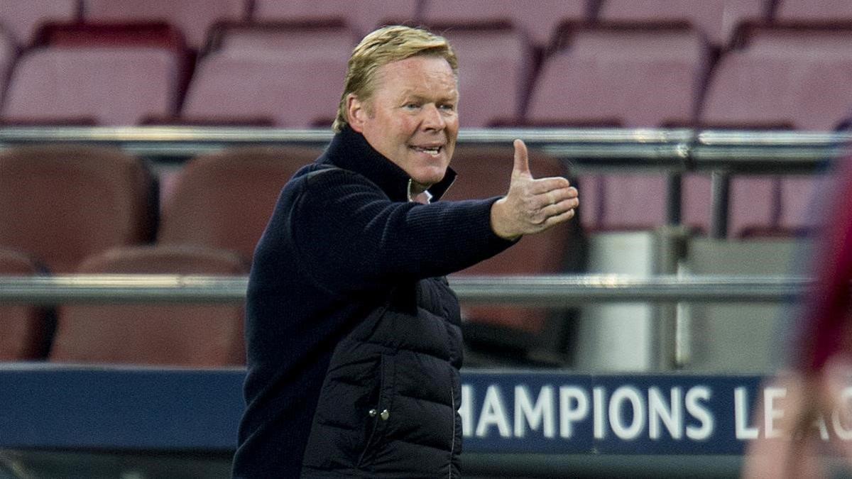 Koeman da órdenes desde la banda durante el encuentro del Barça contra el Dinamo de Kiev.