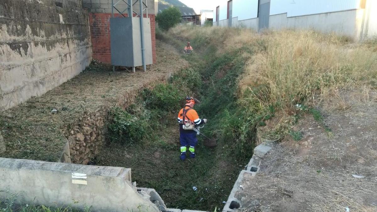 Labores de limpieza que ha realizado Onda en sus barrancos inundables.