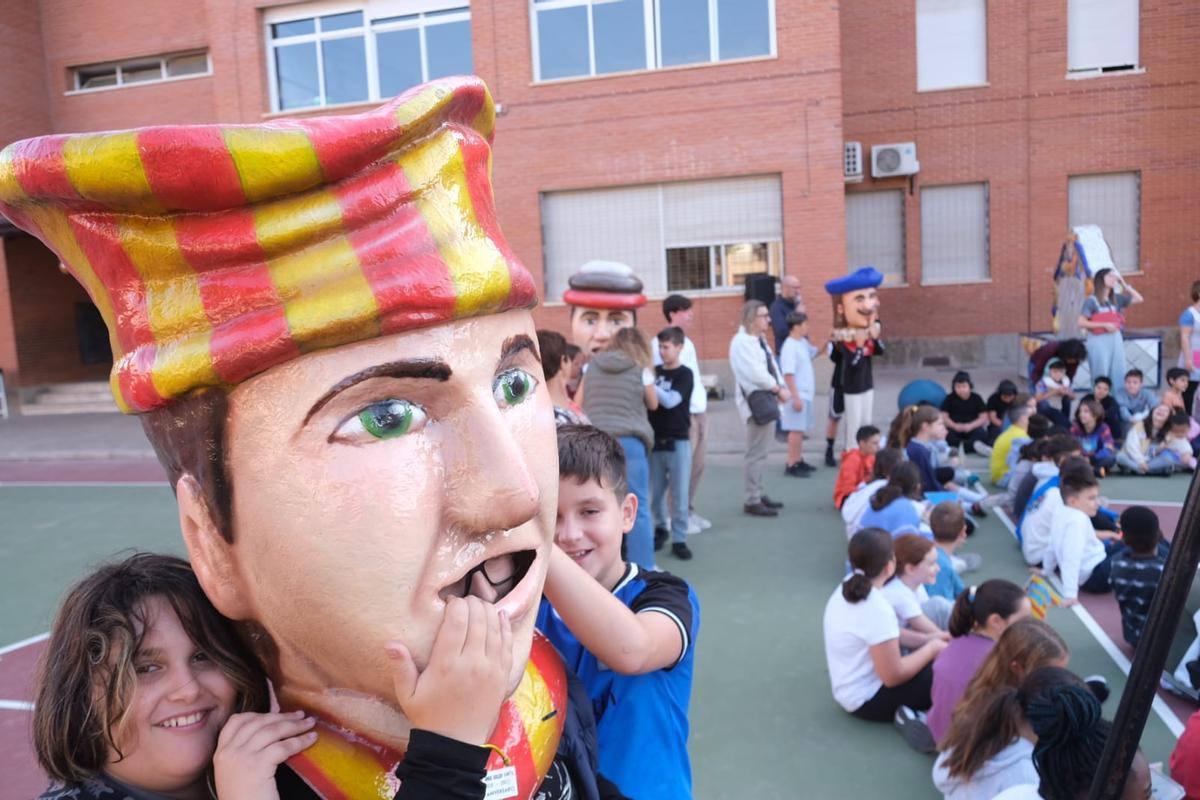 Francesc Cantó comienza su calendario de visitas a los centros escolares y de mayores de Elche que se prolongará todo noviembre
