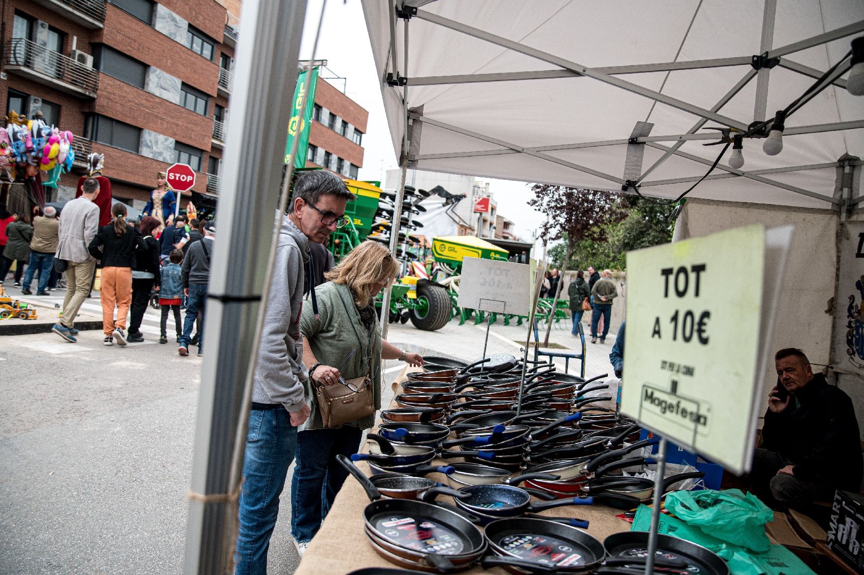 La 63e Fira d'Artés omple el poble de gent, cotxes i tractors