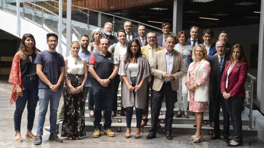 El alcalde, José Ortiz, con el tribunal y los emprendedores.