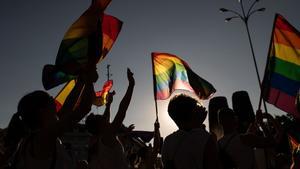 Varias personas con banderas LGTBI durante la manifestación del orgullo LGTBI+.