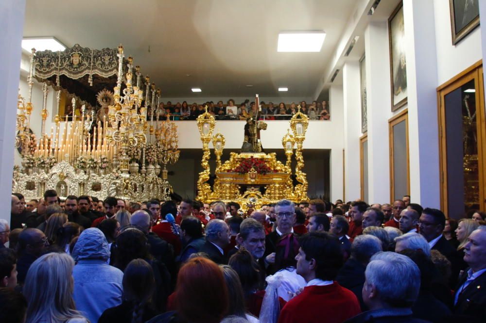 Las imágenes de la salida frustrada de la cofradía de la Misericordia, que tuvo que volverse nada más empezar su Jueves Santo a causa de la lluvia