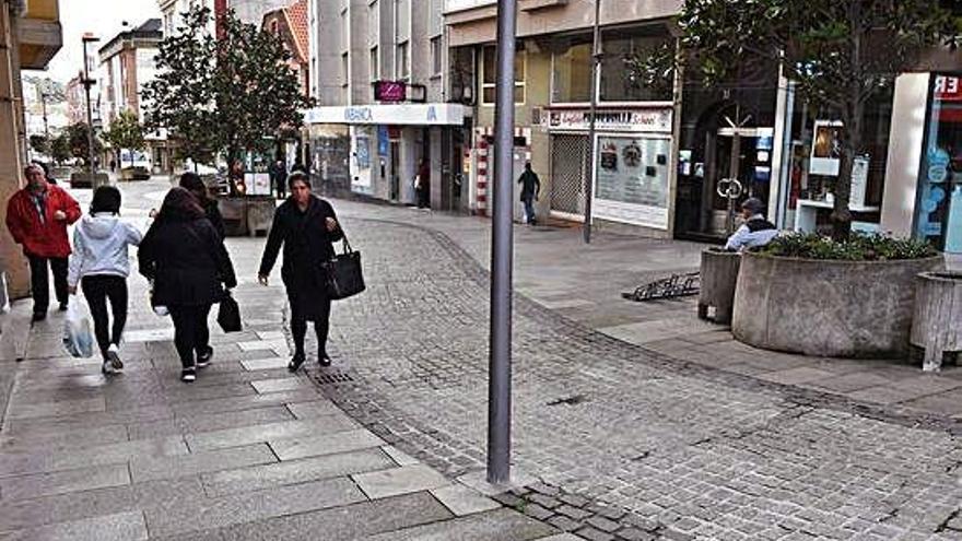 Peatones transitan por la avenida del Balneario, en Arteixo.