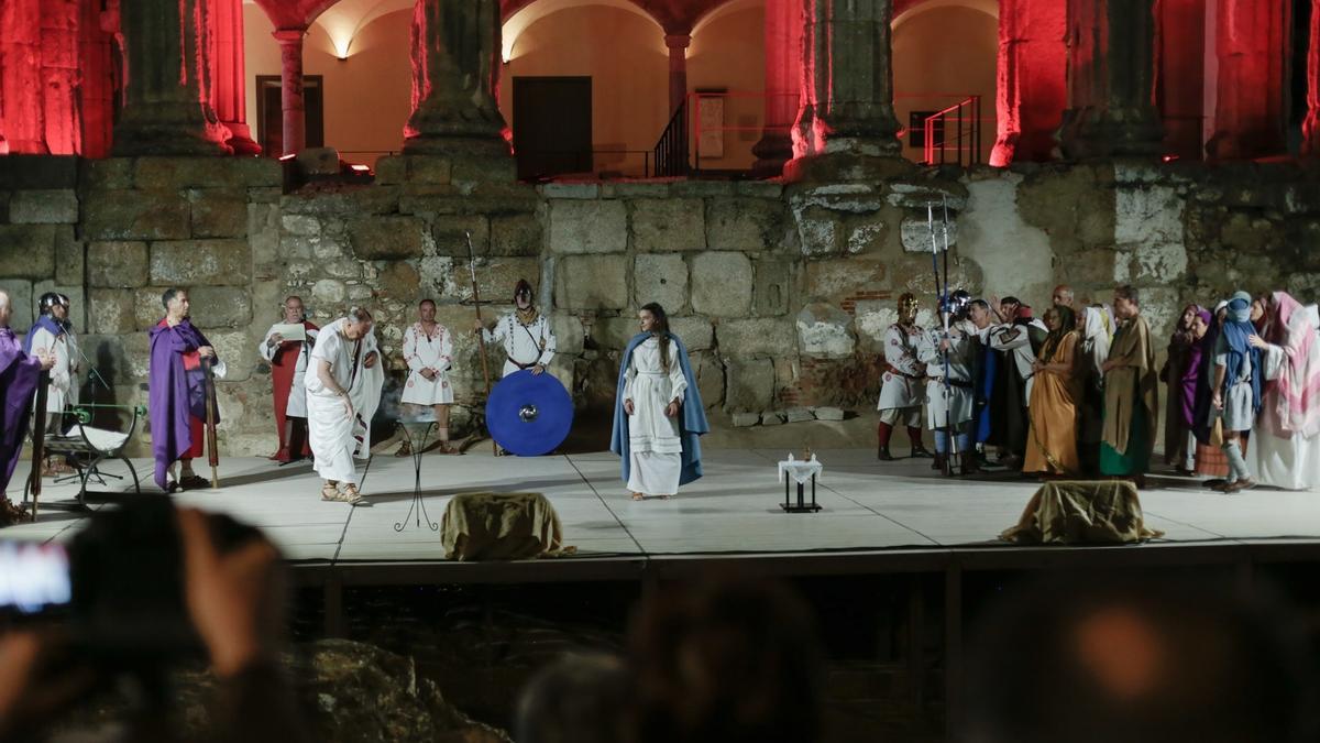 El &#039;Vía Martyrum&#039;, anoche, a su llegada al Templo de Diana de Mérida.