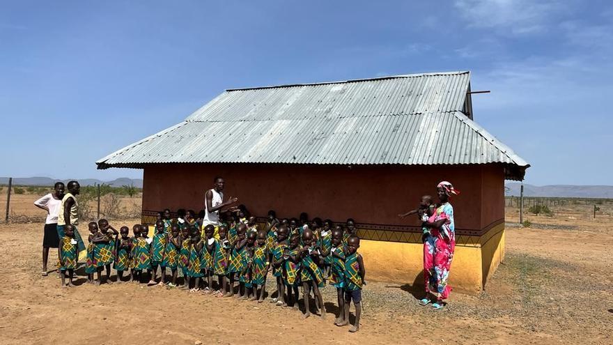 Escuela infantil de Kakuta, en medio de la sabana desértica