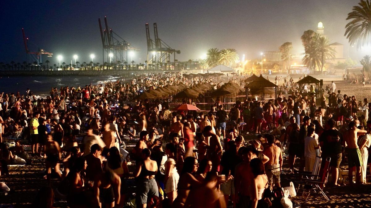 Miles de malagueños celebraron este lunes noche en las playas de todo el litoral de la provincia, con moragas y saltando los júas, la llegada del verano y la noche más corta del año.