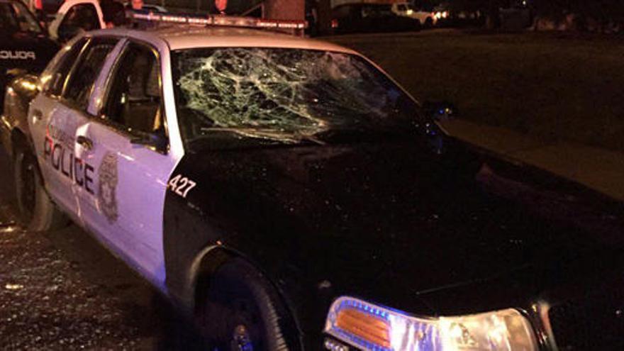 Imagen de un coche de policía tras los disturbios.