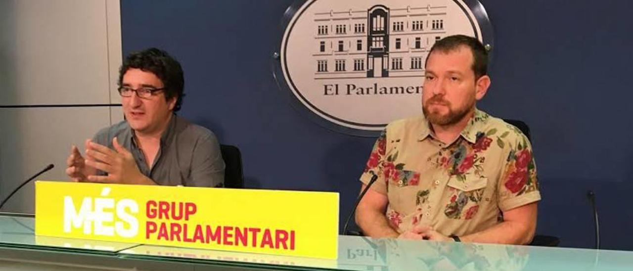 Antoni Reus y David Abril, diputado y portavoz parlamentario de Més, ayer en el Parlament.